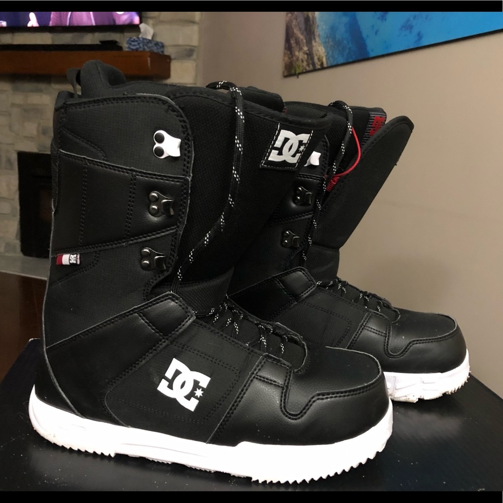 Snowboarding boots